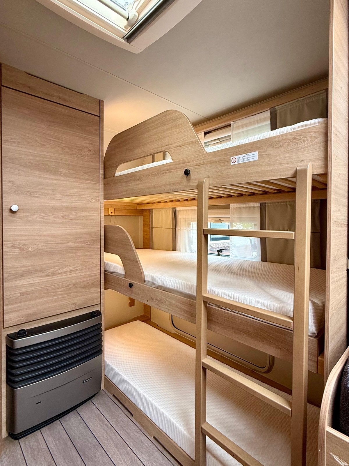 Foto 9 van Knaus Sudwind 580 QS | 3-Pers Stapelbed,Mover,Airco,Voortent