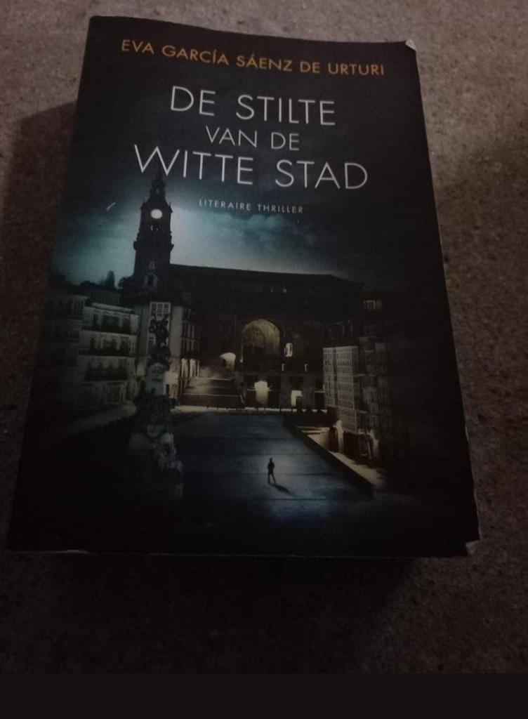 eva garcía sáenz de urturi - de stilte van de witte stad, Ophalen of Verzenden, Zo goed als nieuw, Eva García Sáenz de Urturi