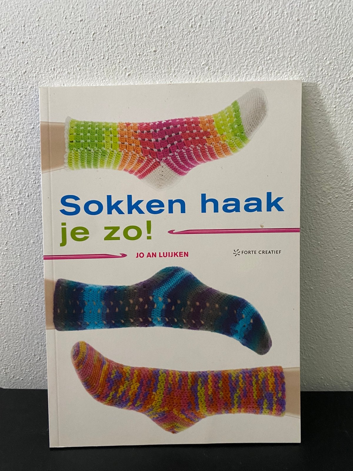 Sokken haak je zo! – Jo An Luijken, Boeken, Hobby en Vrije tijd, Ophalen of Verzenden, Nieuw, Breien en Haken