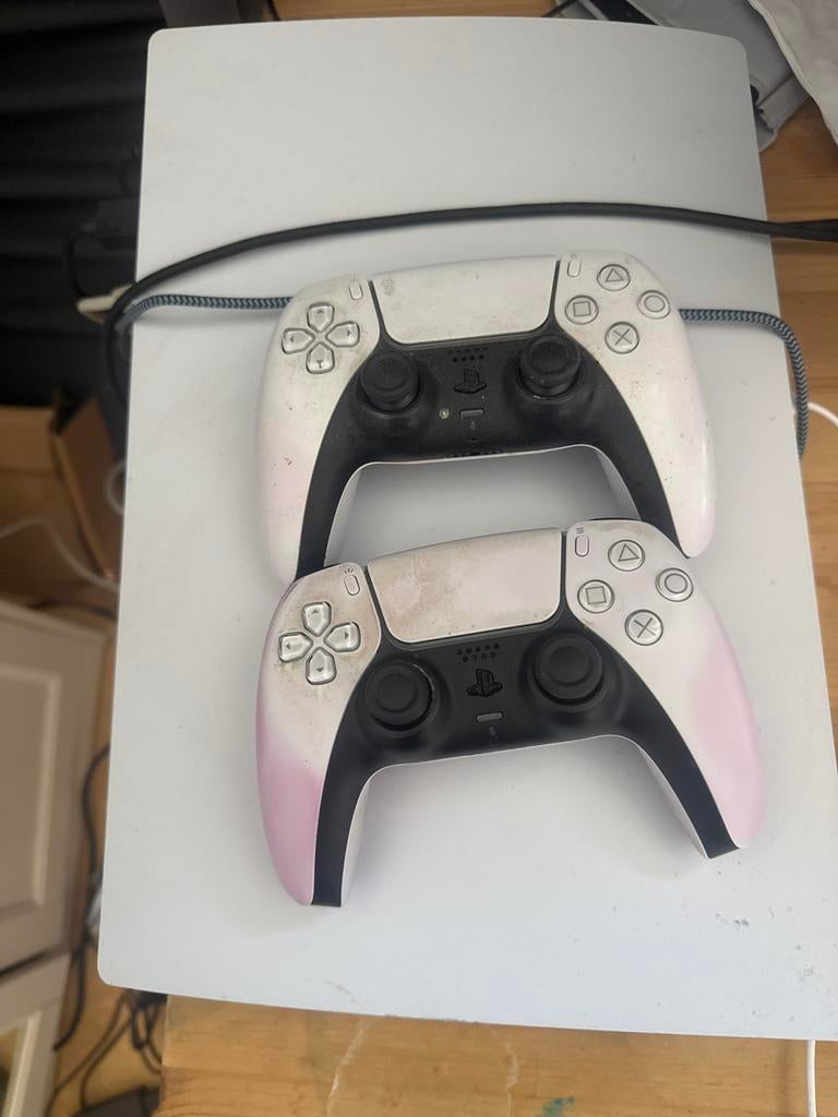 PS5 Digital Edition met 2 controllers (gebruikssporen), Spelcomputers en Games, Spelcomputers | Sony PlayStation 5, Ophalen, Zo goed als nieuw