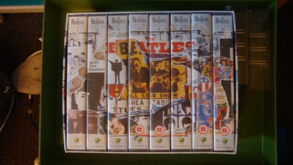 THE BEATLES COMPLEET OP VHS CASSETTE., Documentaire, Alle leeftijden, Ophalen of Verzenden, Nieuw in verpakking
