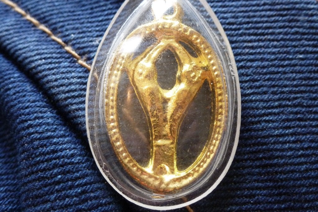 thaise amulet - liefdesamulet - 2 birds goudkleurig 6 gram, Overige materialen, Ophalen of Verzenden, Zo goed als nieuw, Goud