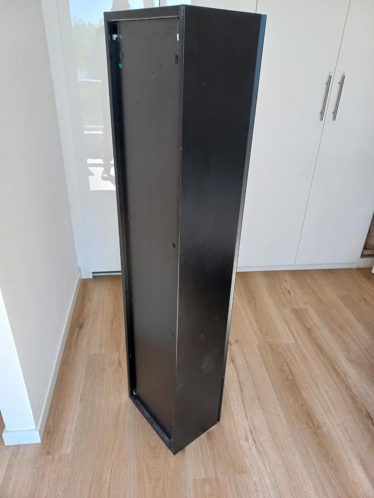 Zwarte smalle kast met planken, Ophalen, Zo goed als nieuw
