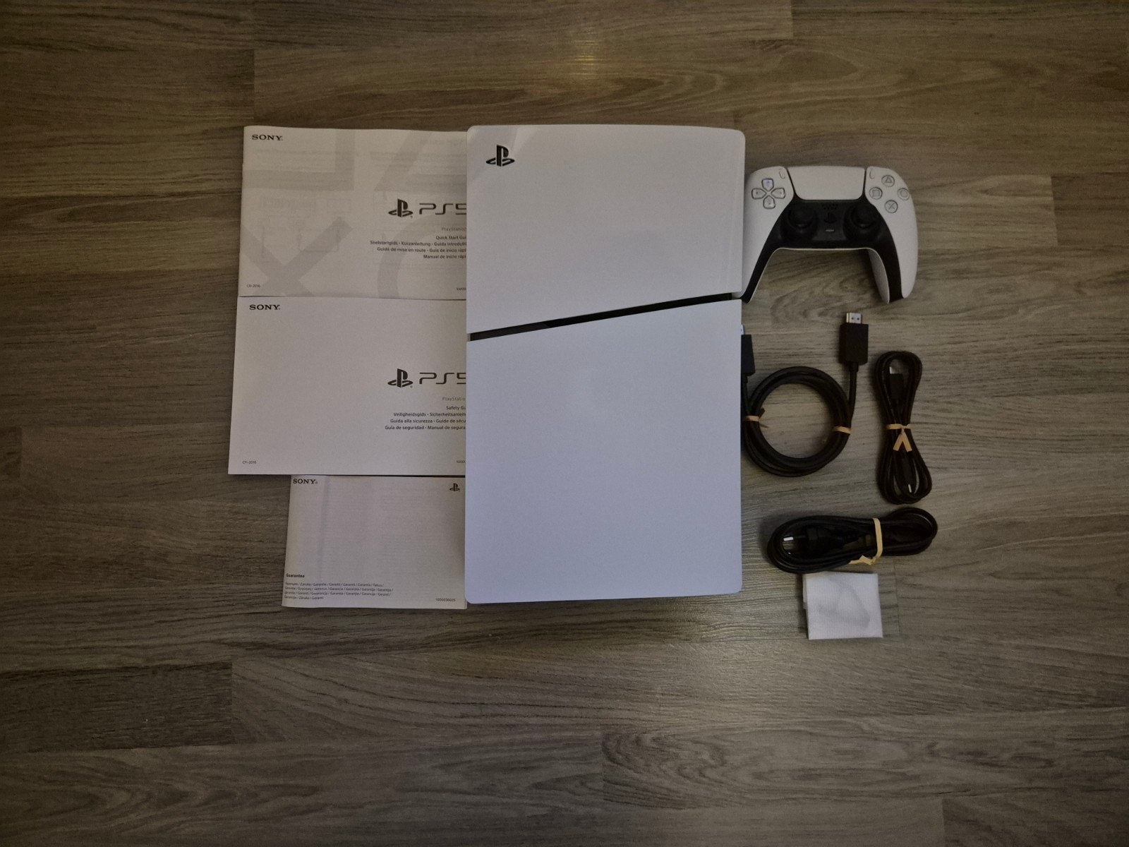 Zeernette Playstation 5 Slim 1TB Compleet Lees Goed❗️❗, Spelcomputers en Games, 1 Sony Place, San Mateo, CA 94401, USA, Support@sony.com