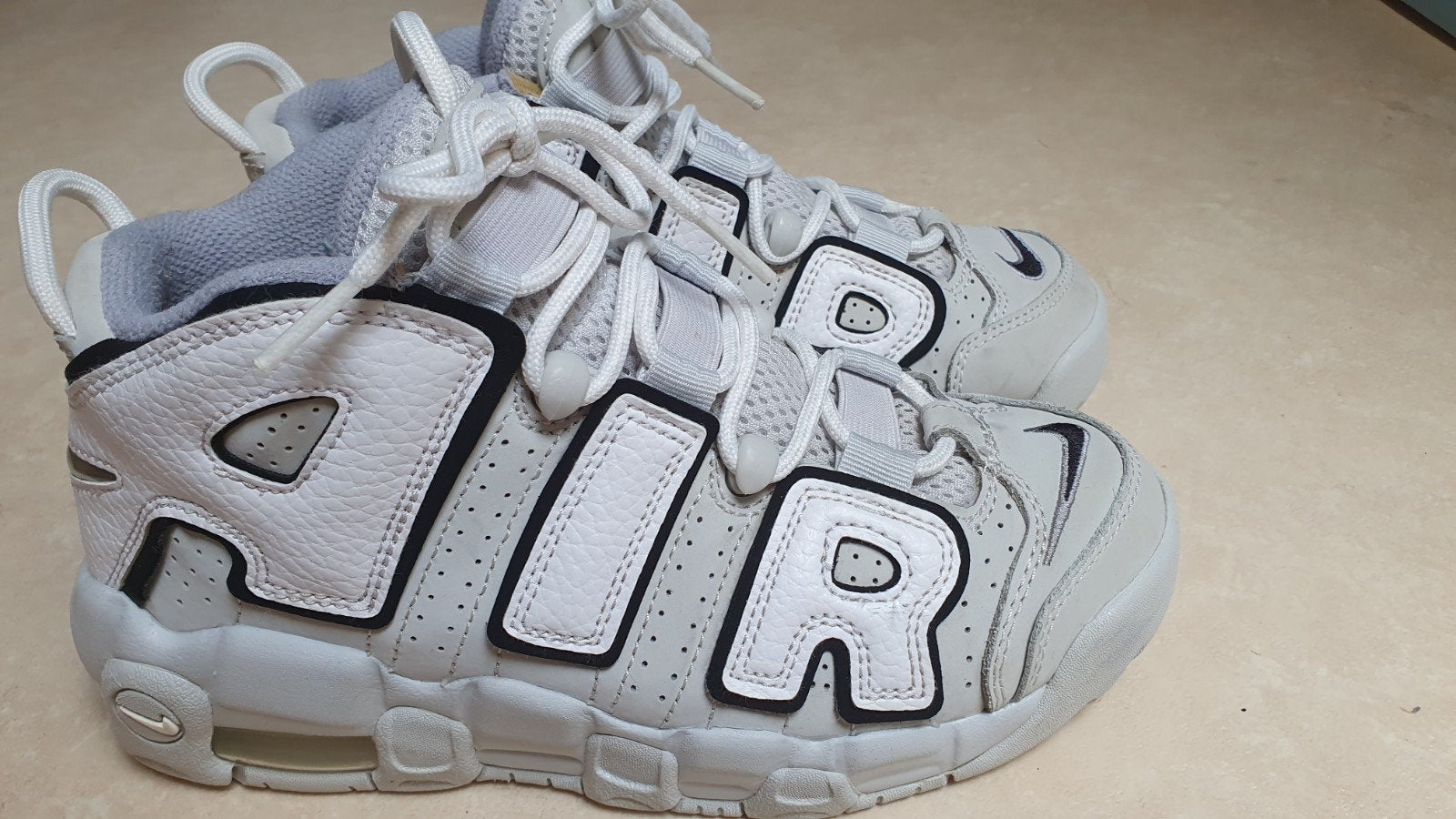 Nike Air More Uptempo '96 - Maat 35.5, Jongen of Meisje, Schoenen, Ophalen of Verzenden, Zo goed als nieuw