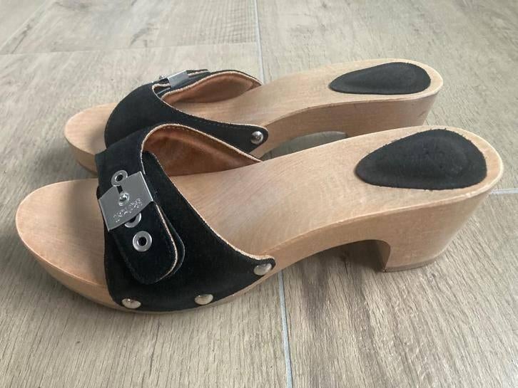 BIJNA NIEUW Halfhoge zwarte suède leren kleppers Scholl mt40, Kleding | Dames, Schoenen, Zo goed als nieuw, Sandalen of Muiltjes