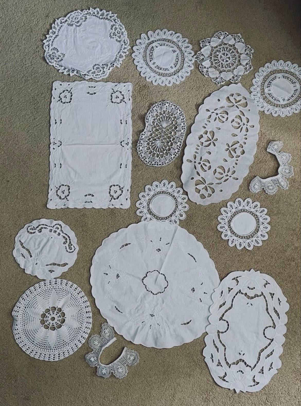 Vintage gehaakte en geborduurde kanten kleedjes set, Antiek en Kunst, Ophalen of Verzenden