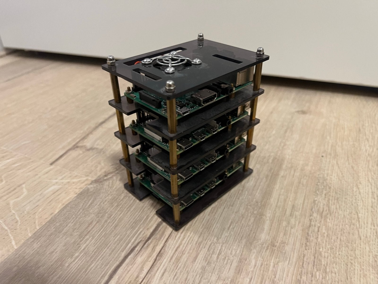 Raspberry Pi Cluster met 3x Pi 4B, 1x Pi 3B, 10" scherm, Gebruikt, Met monitor, Ophalen of Verzenden, SSD