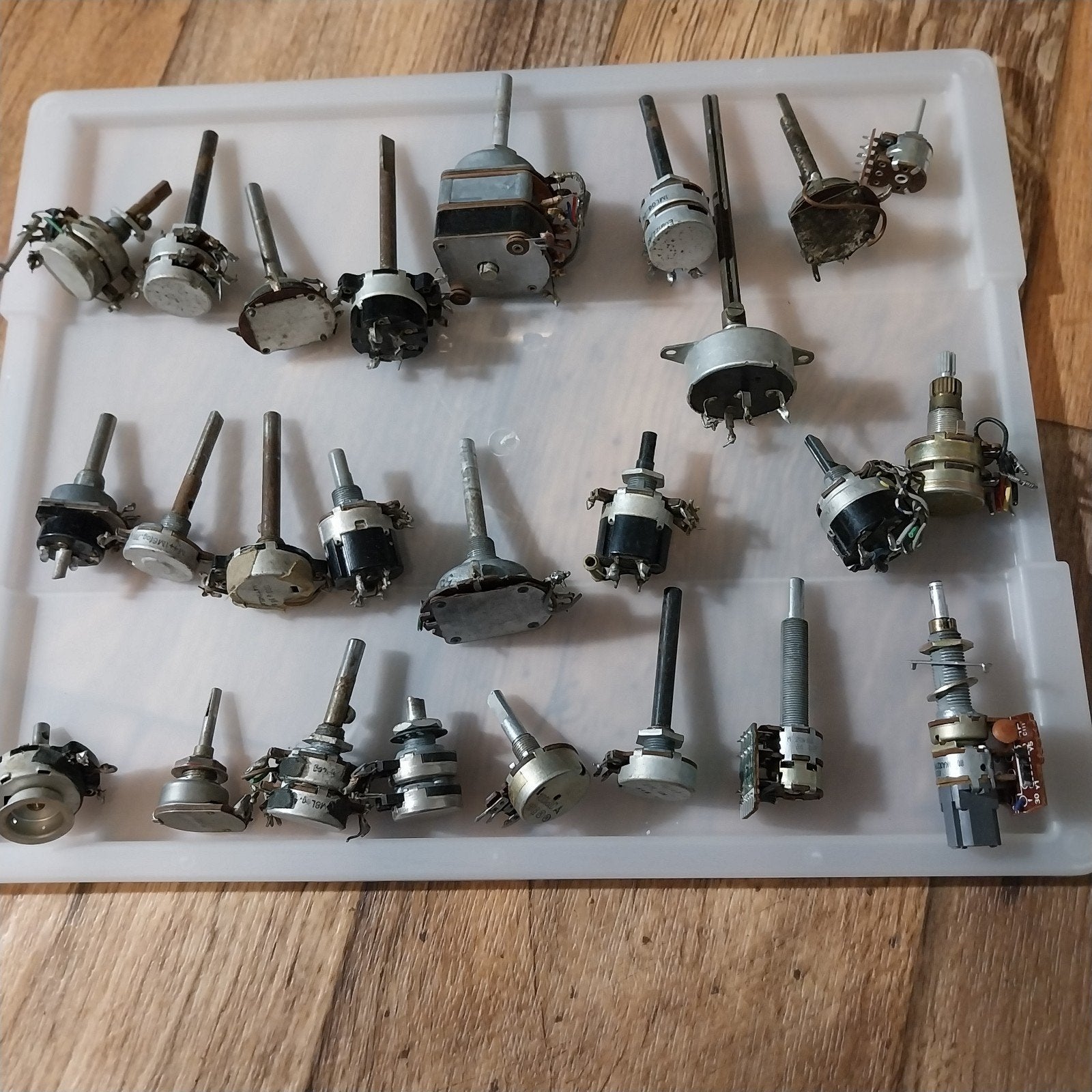 Grote partij diverse potentiometers, Antiek en Kunst, Antiek | Tv's en Audio, Ophalen of Verzenden