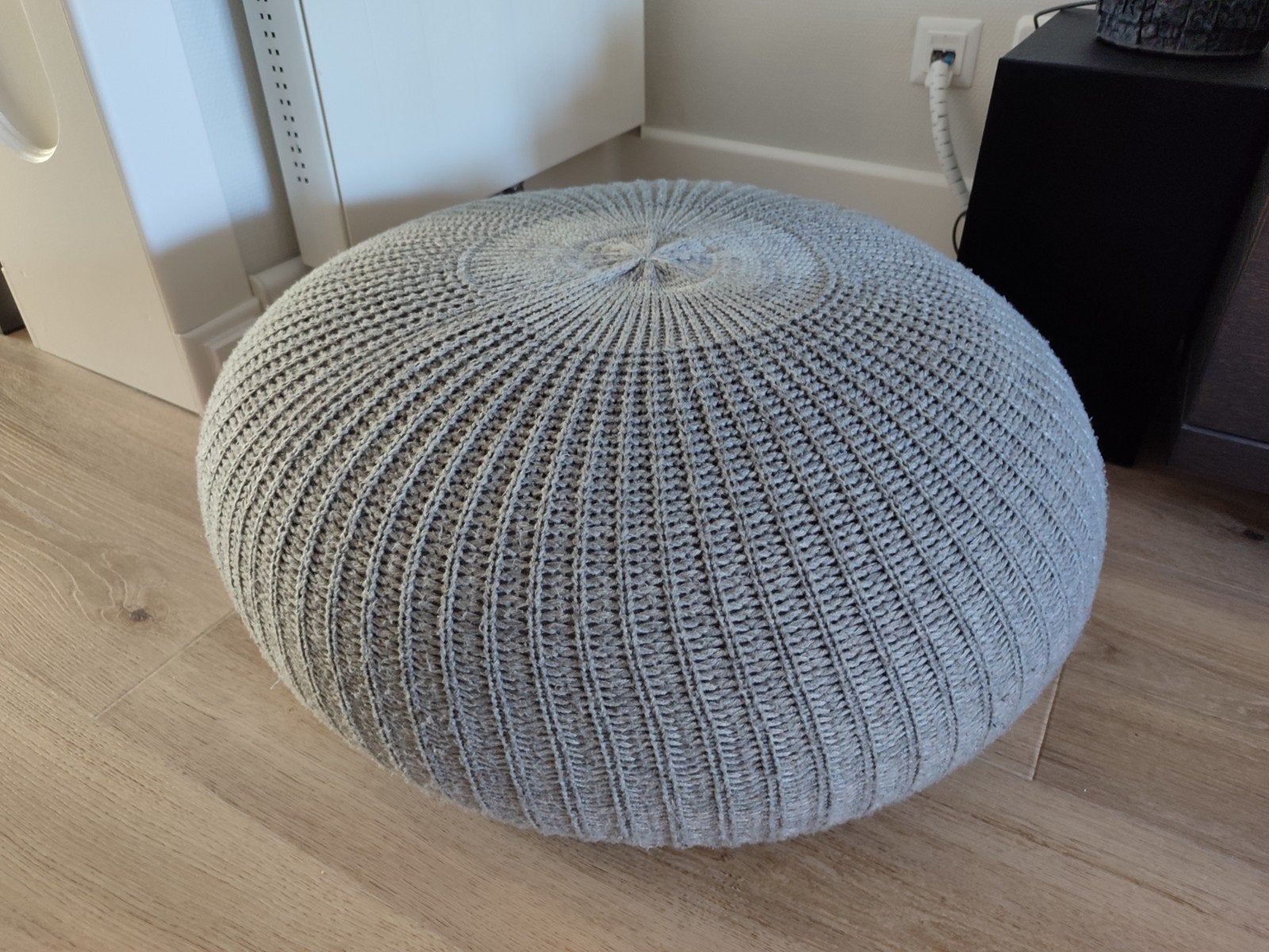 Grijze ronde poef met gebreide hoes, Ophalen, Gebruikt, Stof, 50 tot 75 cm