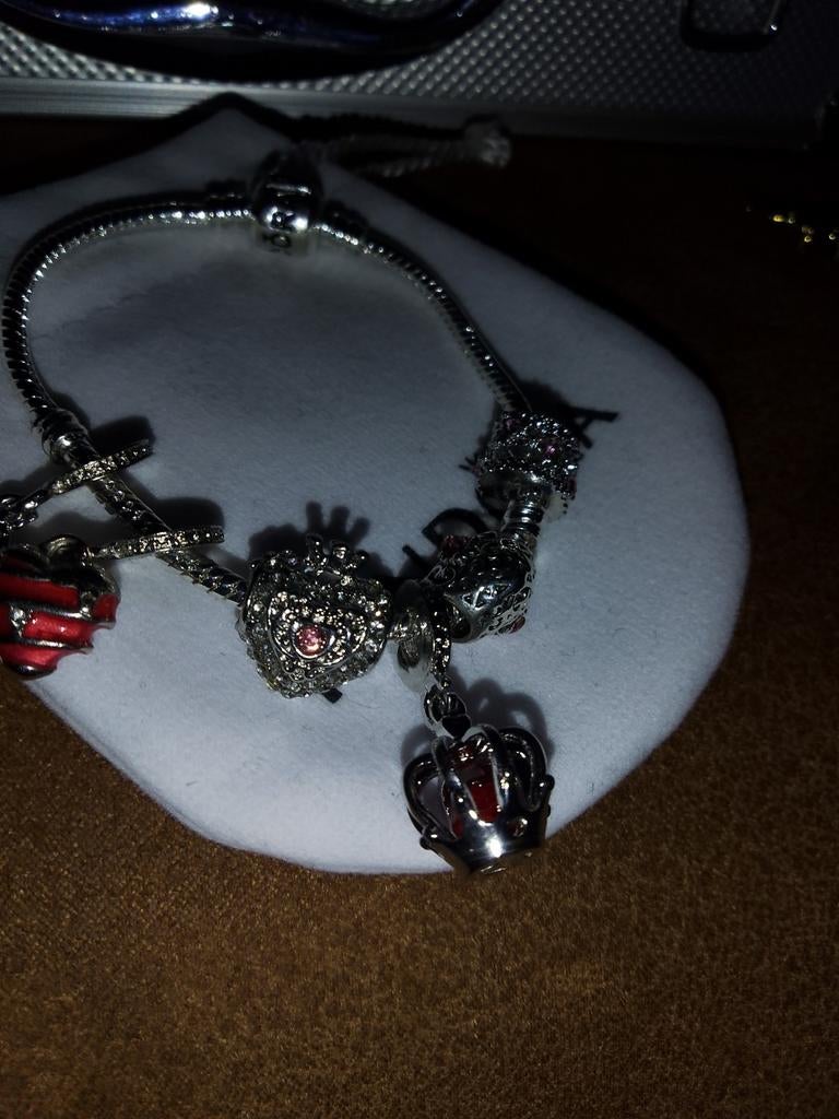 Bedelarmband met rode en zilveren bedels, Ophalen of Verzenden