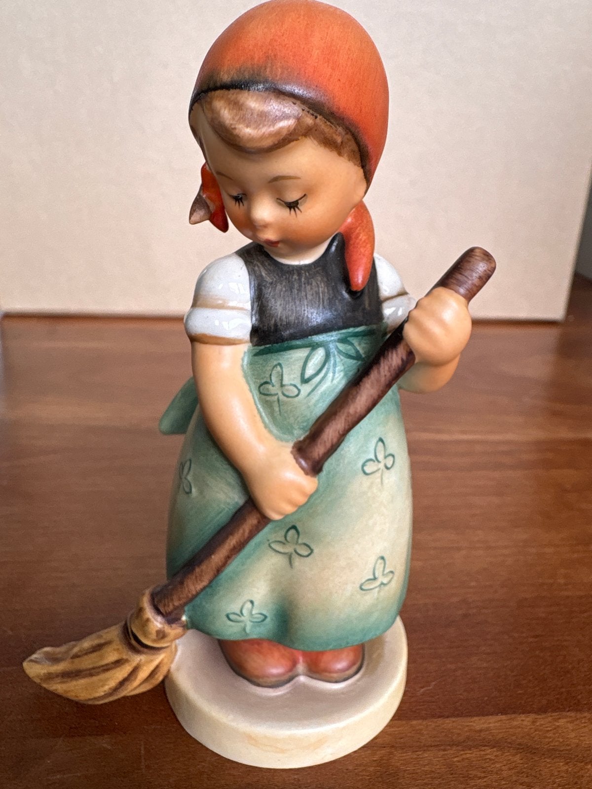 Vintage Hummel beeldje meisje met bezem (W. Germany), Ophalen, Zo goed als nieuw