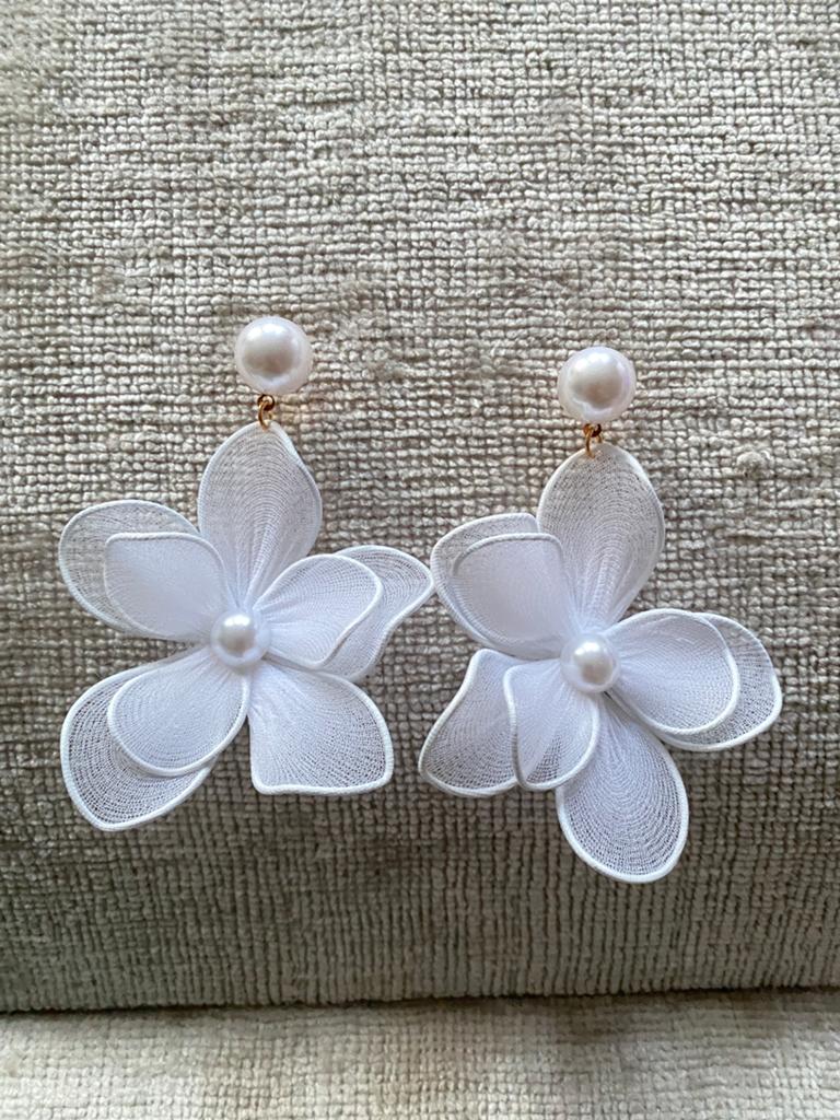 Elegante Witte Bloem Oorbellen met Parel, Overige materialen, Hangers, Verzenden, Wit