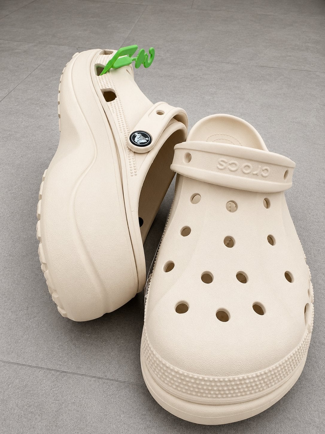 Nieuwe Classic Platform Crocs Beige - Maat 42/43, Ophalen of Verzenden, Nieuw, Beige, Slippers