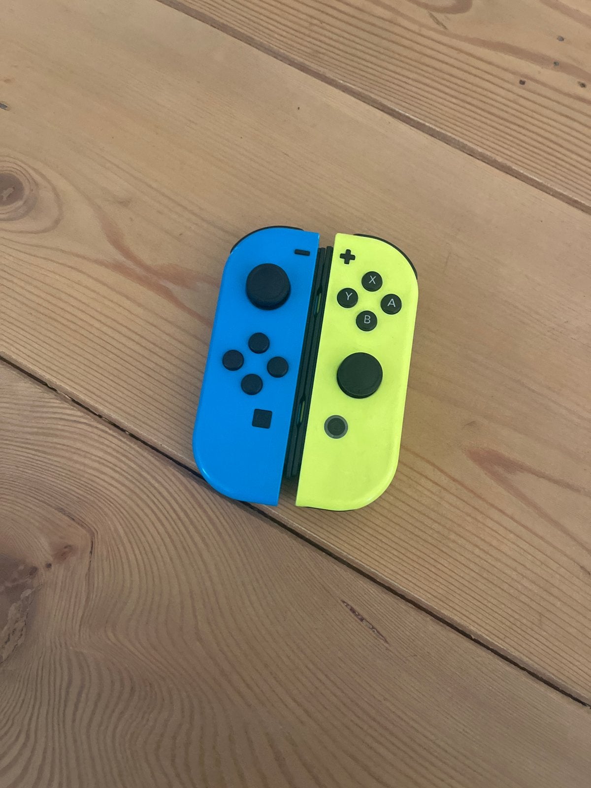 Nintendo Switch Joy-Cons - Blauw & Geel, Ophalen of Verzenden, Gebruikt, Met 2 controllers, Switch Original