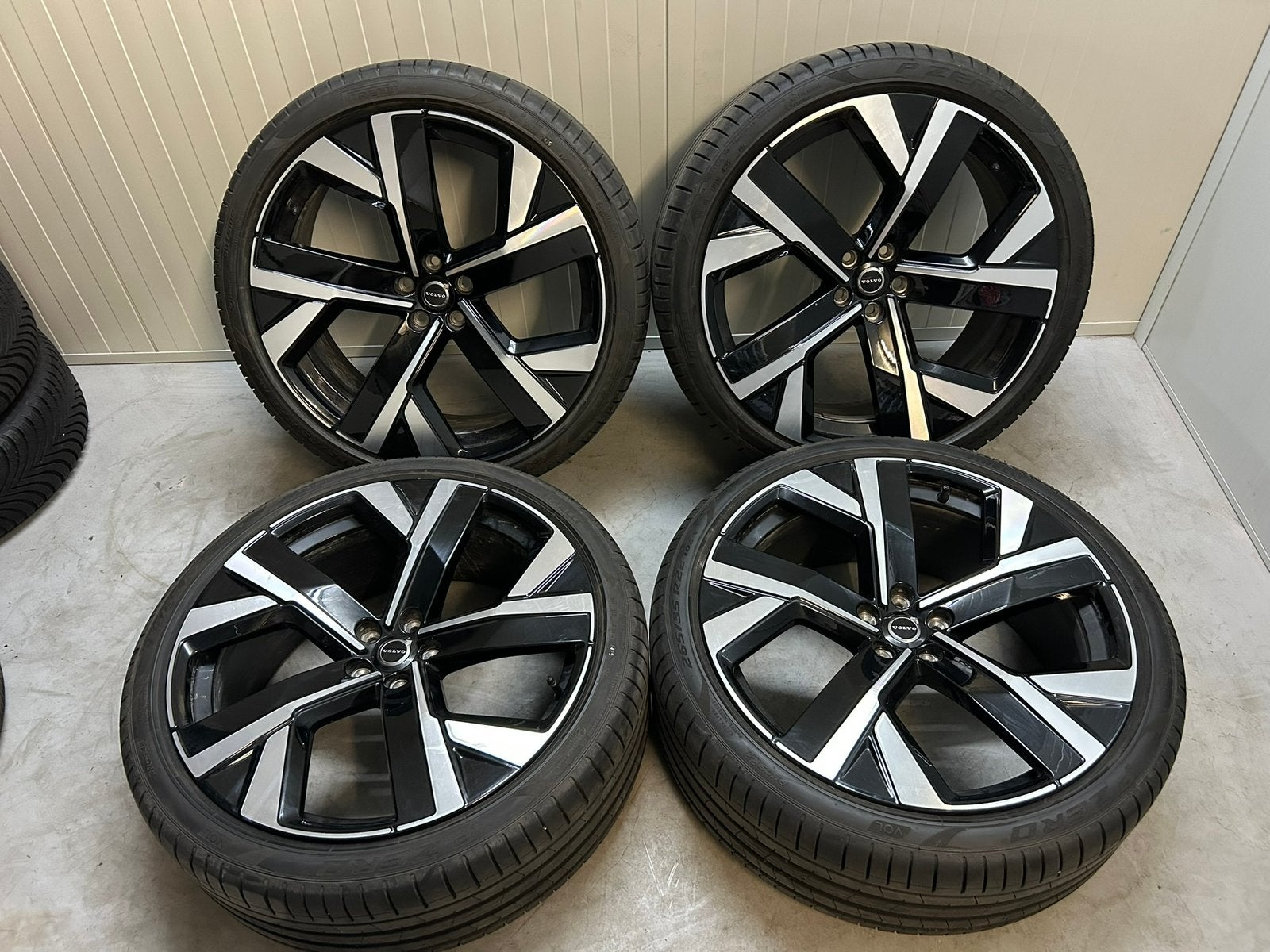 Originele XC60 22 inch Pirelli P-zero VOL 2025 ZGAN DEMO, Ophalen, Gebruikt, 265 mm, Banden en Velgen