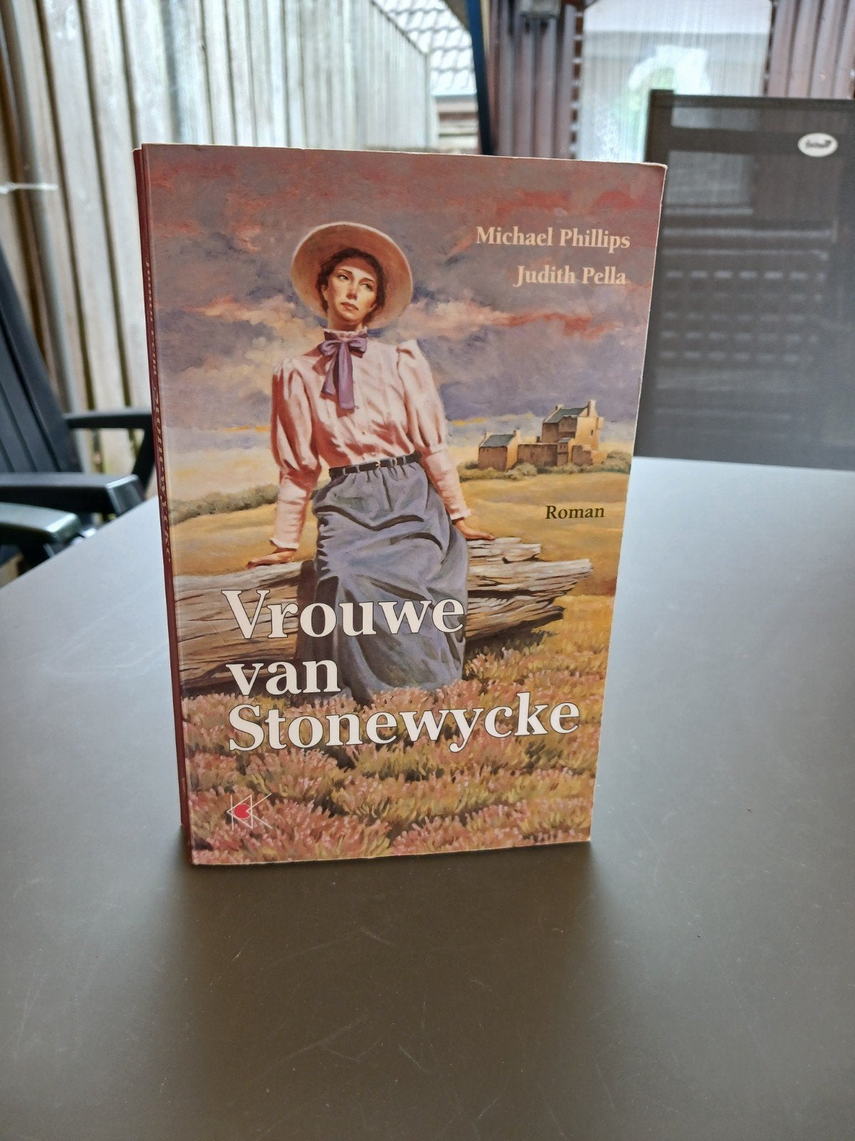 Vrouwe van Stonewycke - Michael Phillips & Judith Pella, Boeken, Romans, Gelezen, Europa overig, Ophalen of Verzenden