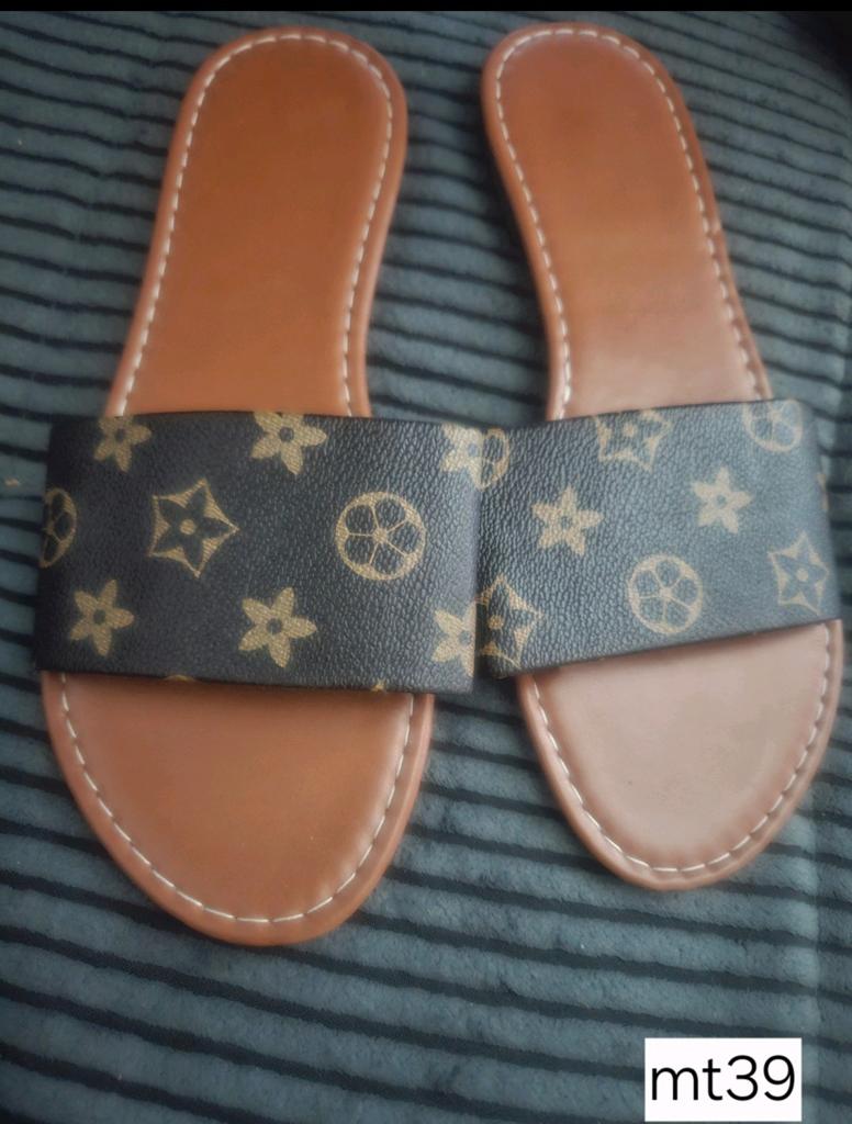 Nieuw; Slippers bruin mt39, Slippers, Bruin, Nieuw, Ophalen of Verzenden