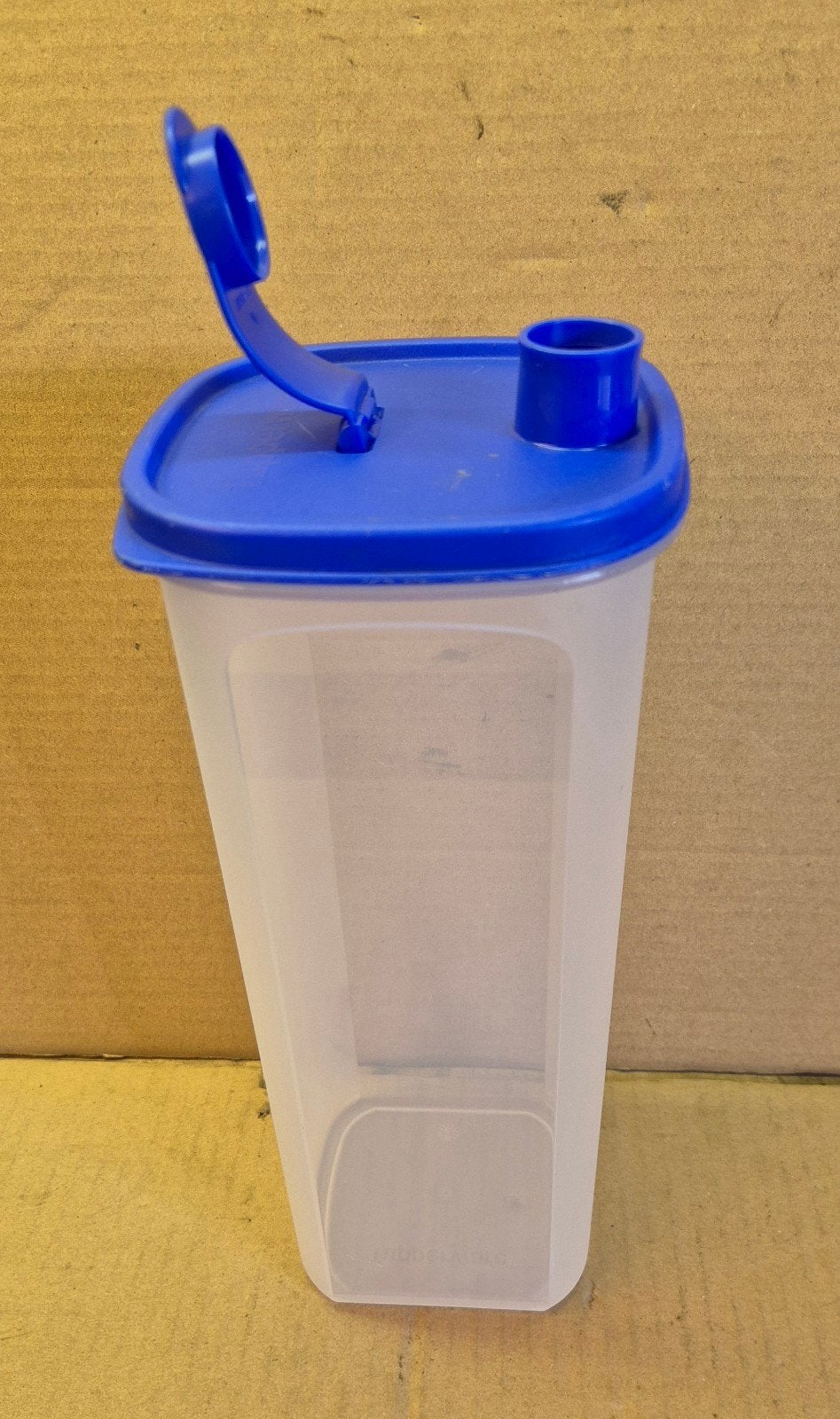 Tupperware maatkan / schenkkan 2 liter met blauwe schenkdeks, Ophalen, Zo goed als nieuw, Blauw
