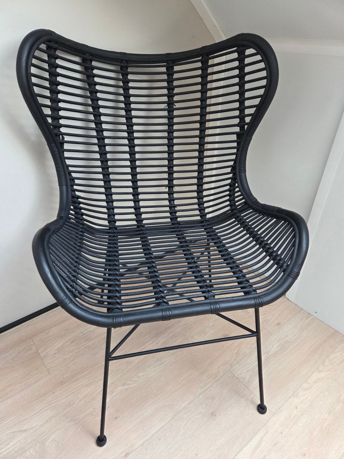 Fauteuil 'Jasmine' zwart rotan Leen Bakker, Huis en Inrichting, Fauteuils, Ophalen, Gebruikt, Minder dan 75 cm, Riet of Rotan