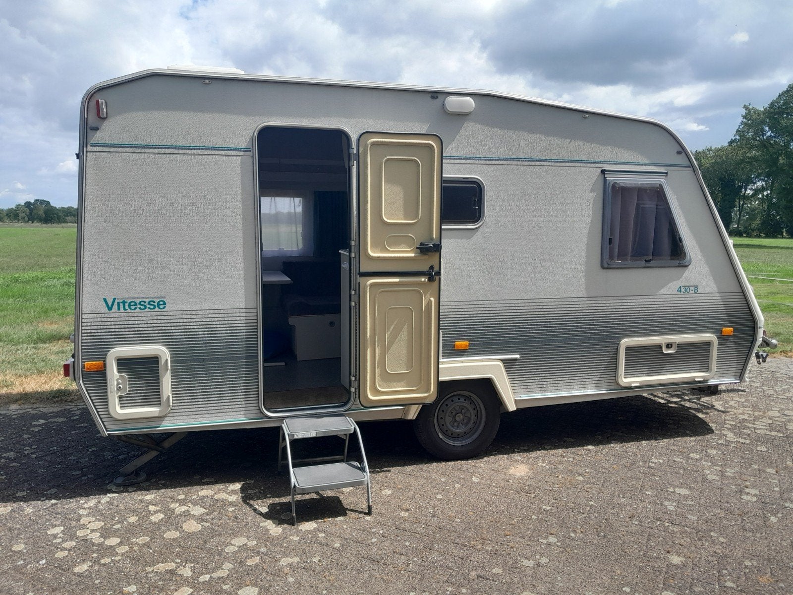 Beyerland Vitesse 430, Caravans en Kamperen, Caravans, Particulier, tot en met 4, 750 - 1000 kg, Treinzit, Beyerland, Vast bed