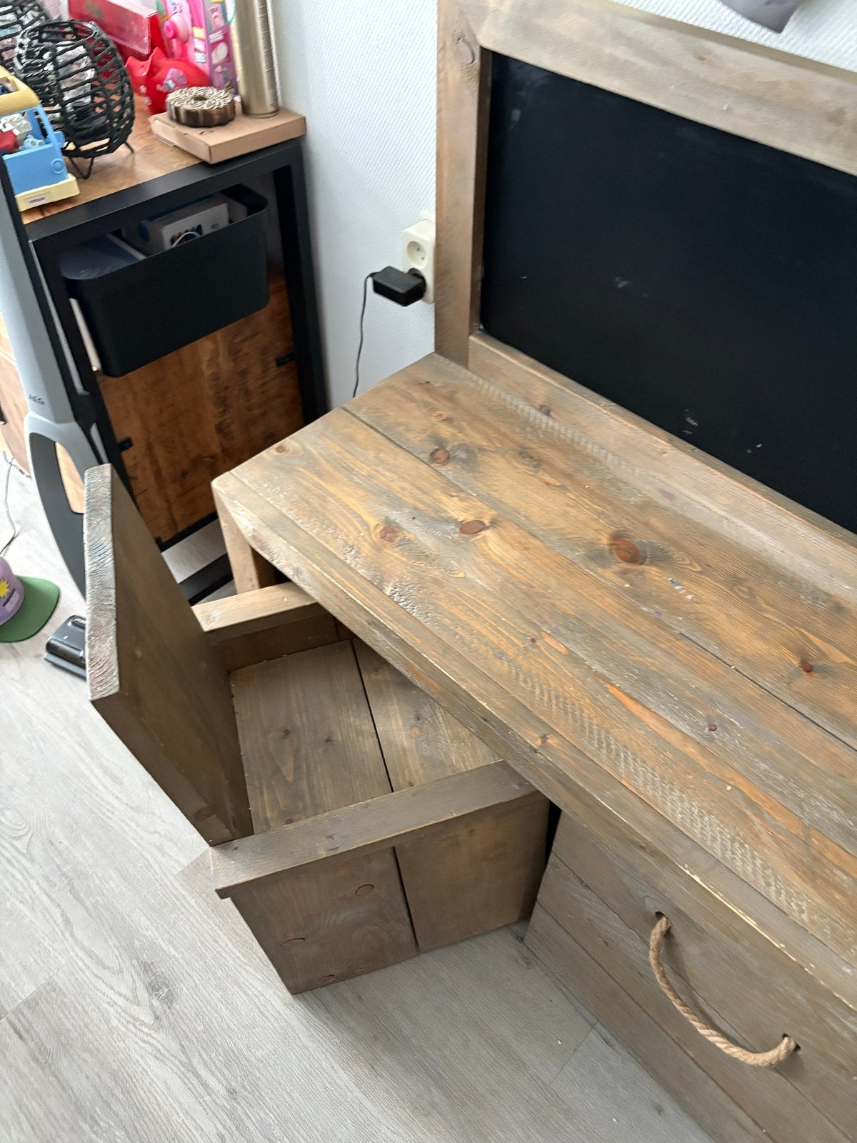 Houten kinderbankje met krijtbord en extra stoel, Ophalen, Zo goed als nieuw, Tafel(s) en Stoel(en)