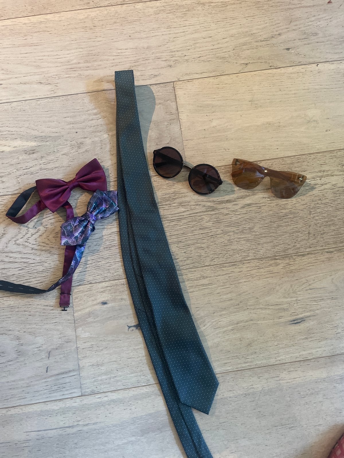 Diversen: Guess zonnebril, stropdas, strikjes, Ophalen, Gedragen, Meerkleurig, Met patroon