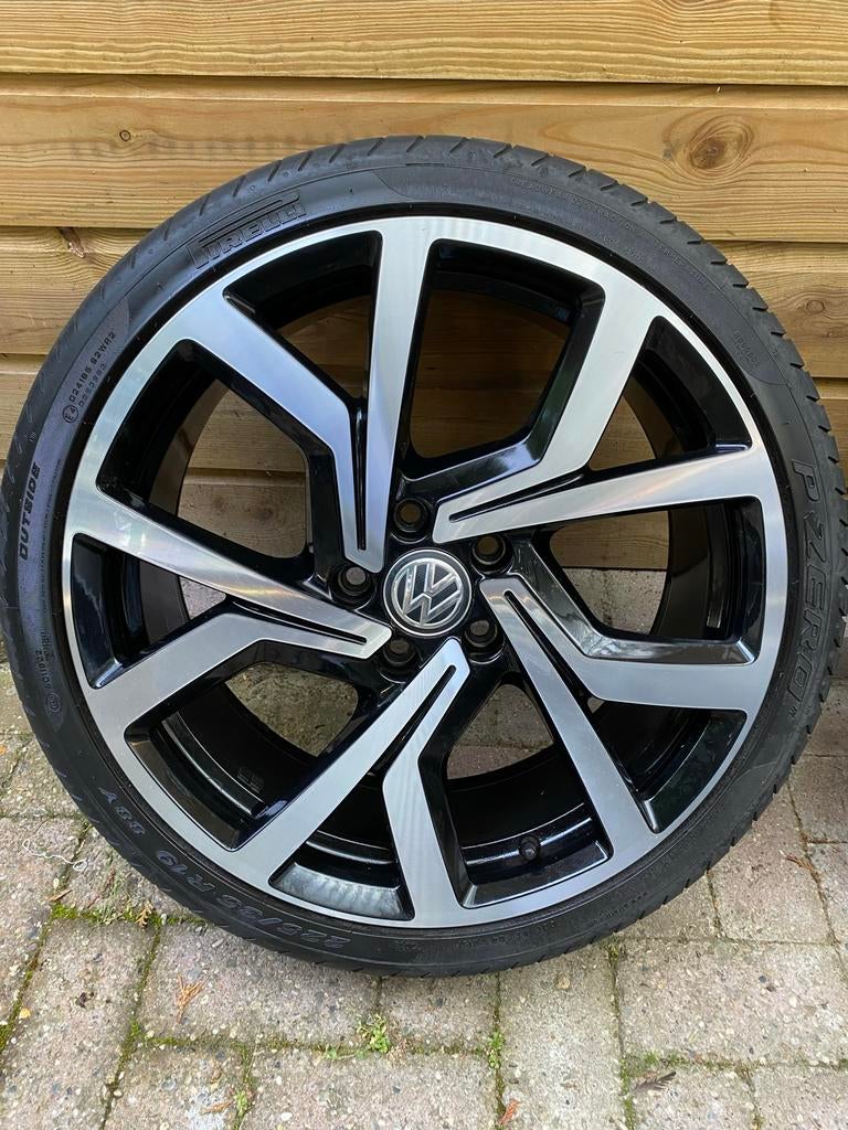 VW Golf 8 R-Line Velgen met Zomerbanden 225/35 R19, 19 inch, Gebruikt, Banden en Velgen, Ophalen of Verzenden