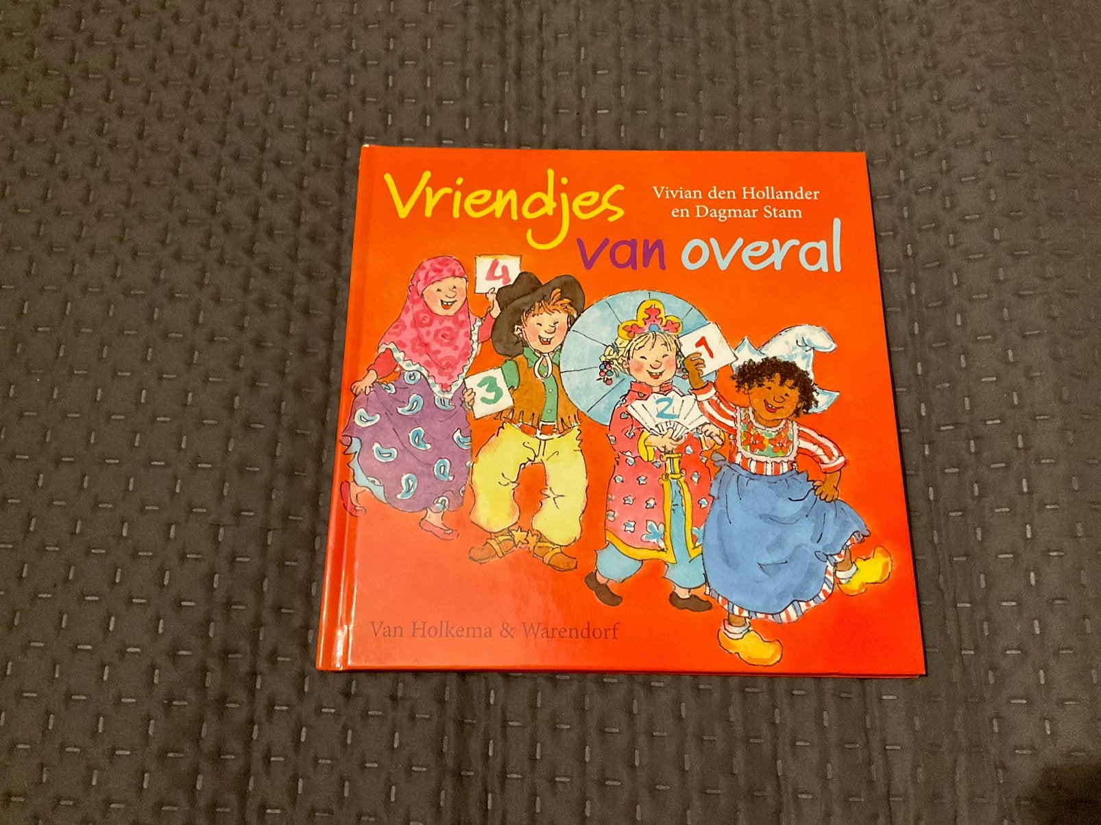 Vivian den Hollander - Vriendjes van overal, 3 tot 4 jaar, Vivian den Hollander, Ophalen of Verzenden, Zo goed als nieuw