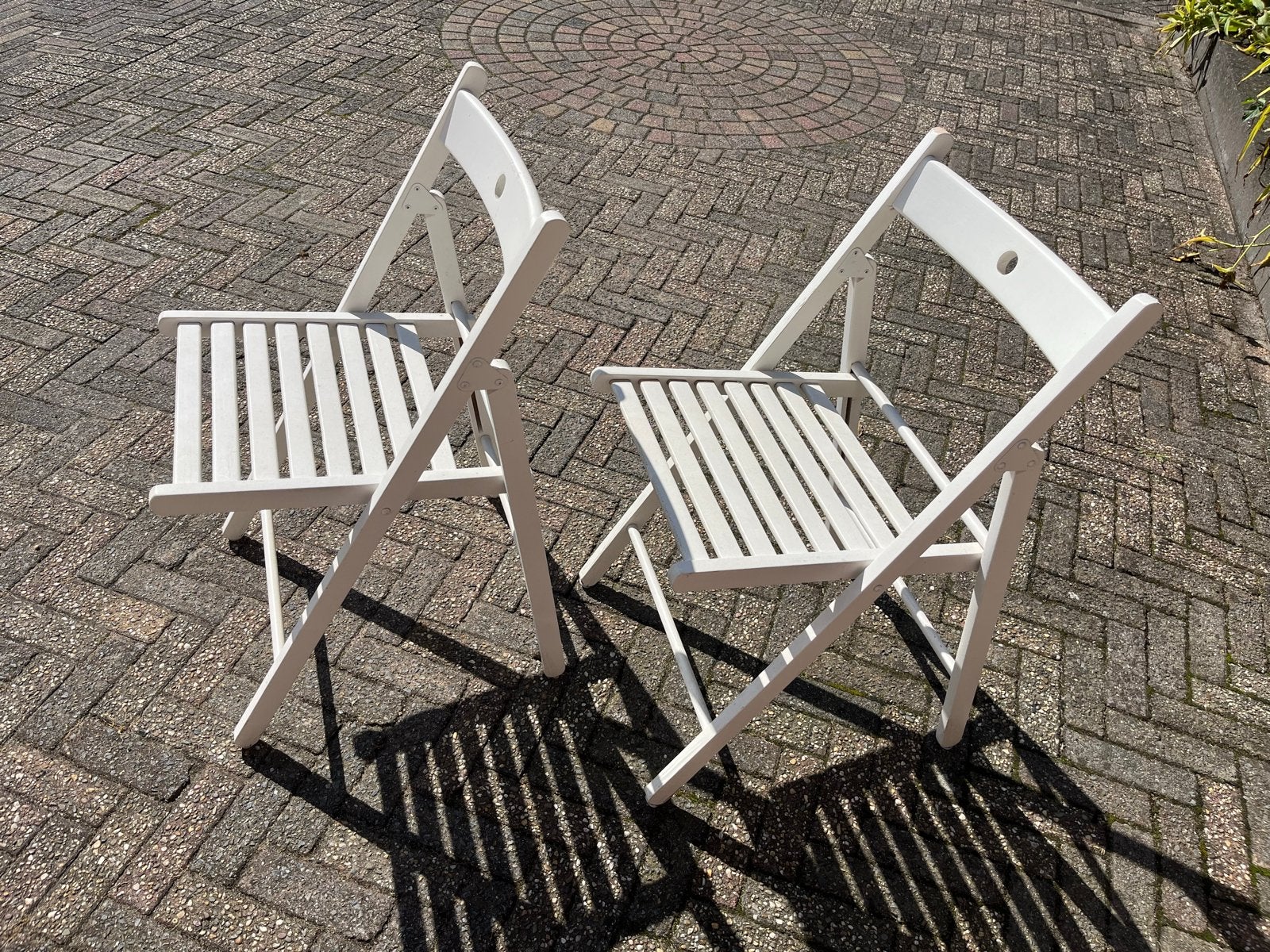 Twee witte klapstoelen - ideaal voor buiten, Ophalen, Gebruikt, Twee, Wit