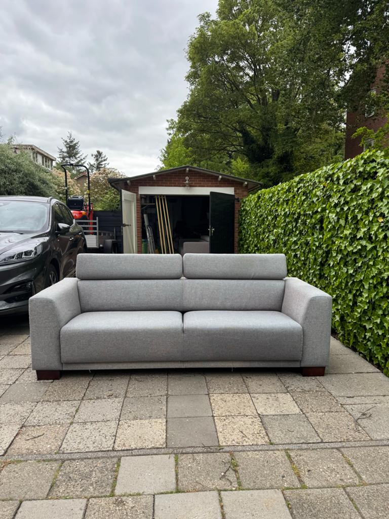 Comfortabele grijze tweepersoonsbank met verstelbare hoofdst, Ophalen, Gebruikt, Tweepersoons, 75 tot 100 cm