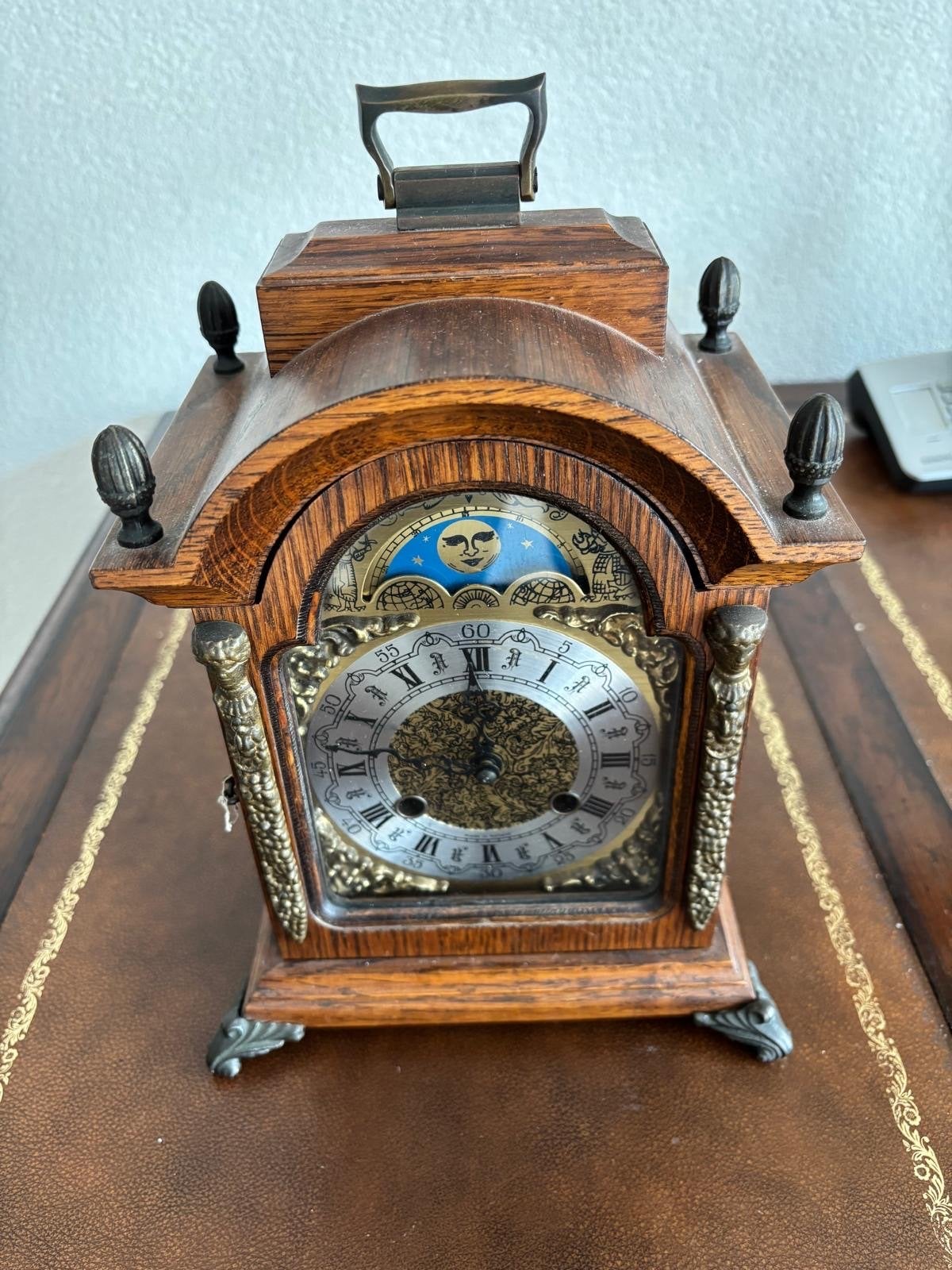 Antieke houten tafelklok met maanfase, Antiek en Kunst, Antiek | Klokken, Ophalen of Verzenden