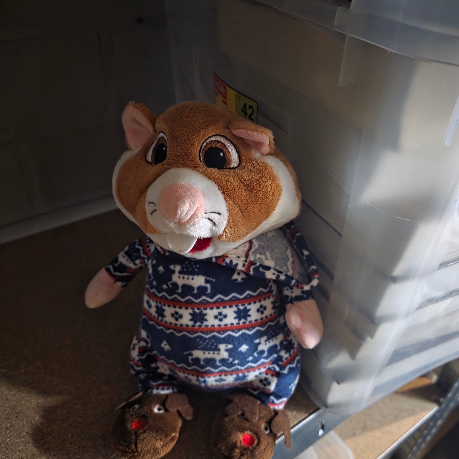 Knuffel Hamster in Kerstpyjama - Zo goed als nieuw, Hamster, Ophalen of Verzenden, Zo goed als nieuw, Meerkleurig