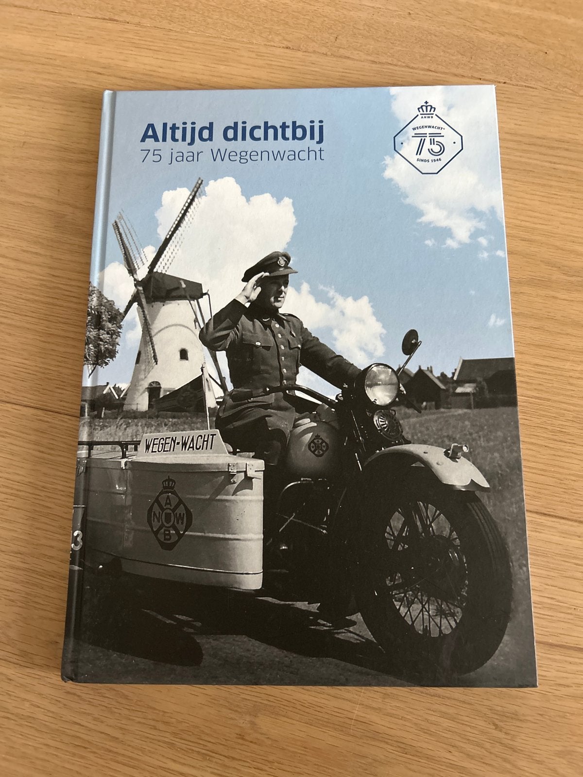 Altijd dichtbij 75 jaar Wegenwacht, Ophalen of Verzenden, Zo goed als nieuw
