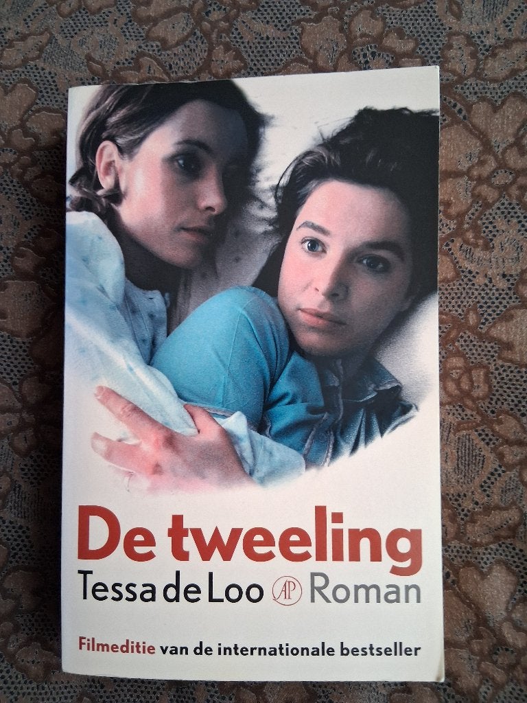 "De Tweeling", geschreven door : Tessa de Loo., Ophalen of Verzenden, Zo goed als nieuw, Nederland, Tessa de Loo.