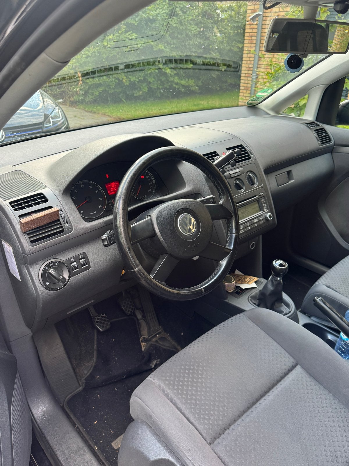 Volkswagen Touran 1.6 75KW 2006 Zwart, Auto's, Voorwielaandrijving, 1402 kg, 4 cilinders, Zwart