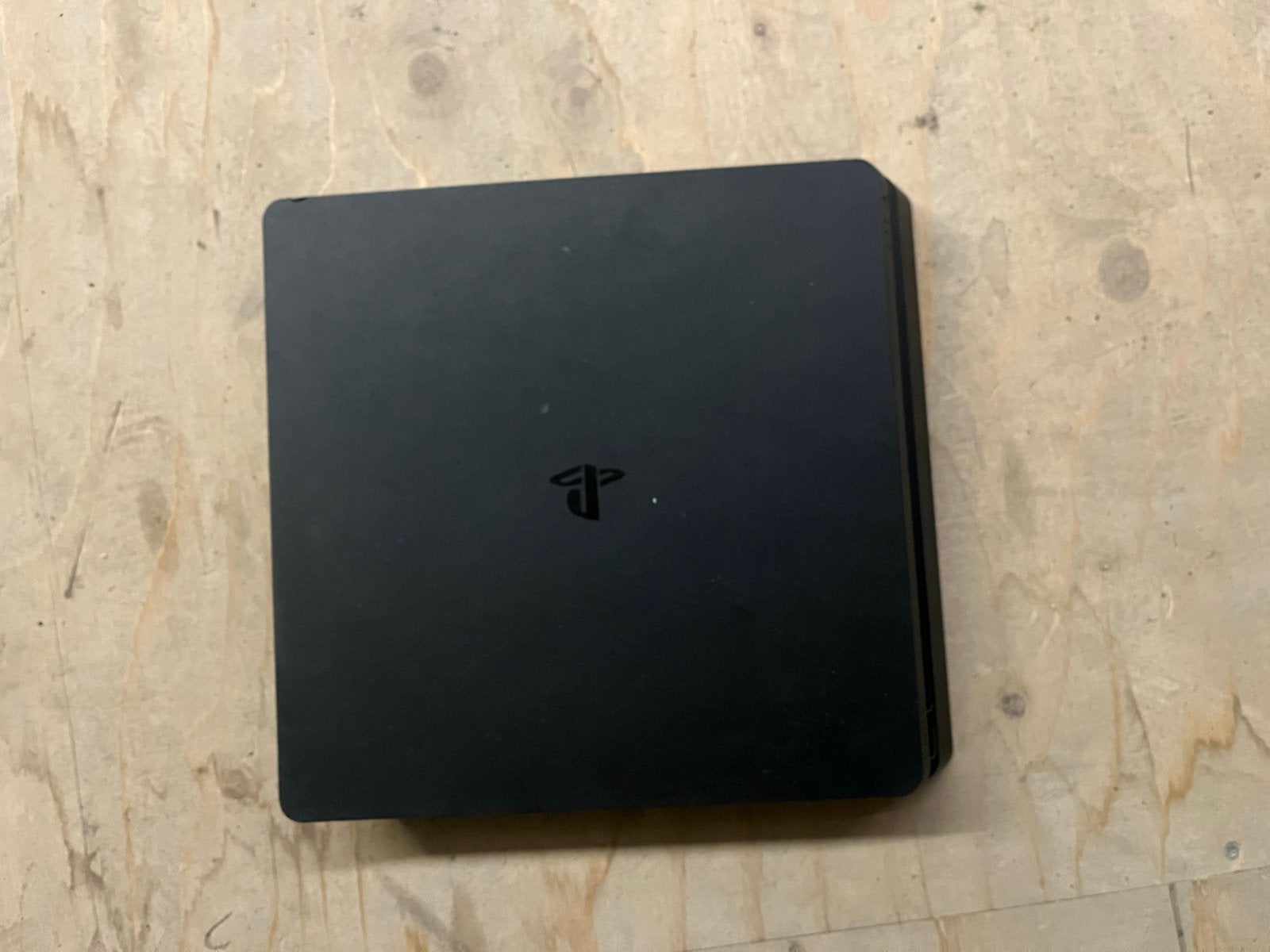 PlayStation 4 Slim met  rode controller, Ophalen, Met 1 controller, Slim, Met harde schijf