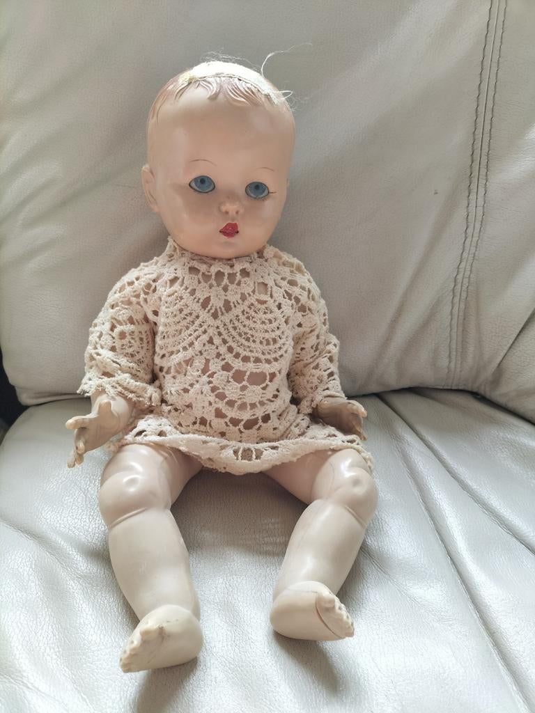 Antiek babypopje met gehaakt jurkje, Verzamelen, Poppen, Ophalen of Verzenden, Gebruikt, Babypop