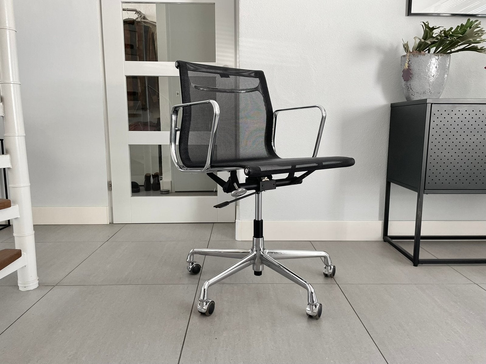6x Vitra Eames ea117 netweave zwart / chroom, Vitra, Zwart, Ophalen of Verzenden, Zo goed als nieuw