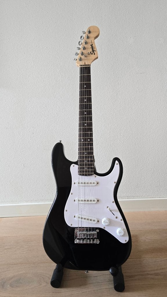 Squier Mini Stratocaster – 2024 – Indonesië, Muziek en Instrumenten, Snaarinstrumenten | Gitaren | Elektrisch, Ophalen, Zo goed als nieuw