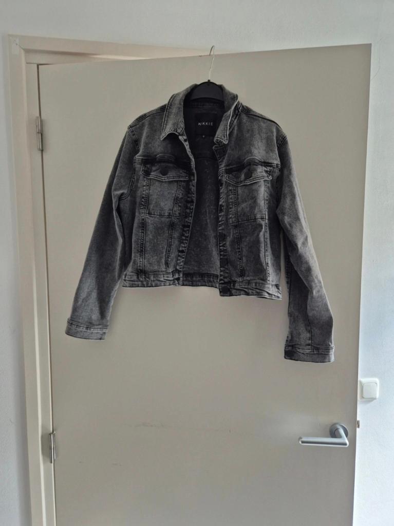 Spijkerjasje Nikkie, Kleding | Dames, Jassen | Zomer, Maat 42/44 (L), Ophalen of Verzenden, Zo goed als nieuw, Nikkie