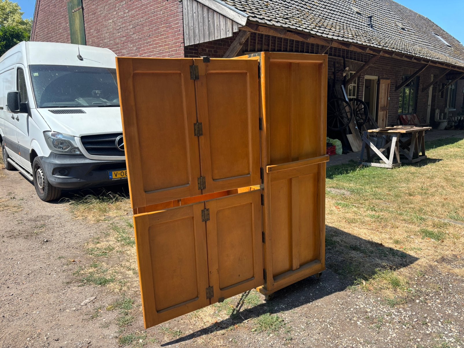 Oude reiskast uit bakkerij of bakkerskast of winkelkast, Ophalen