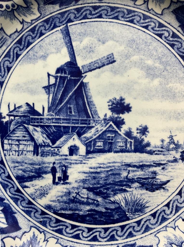 Delfts blauw wandbord, met molen, man en vrouw met juk., Ophalen
