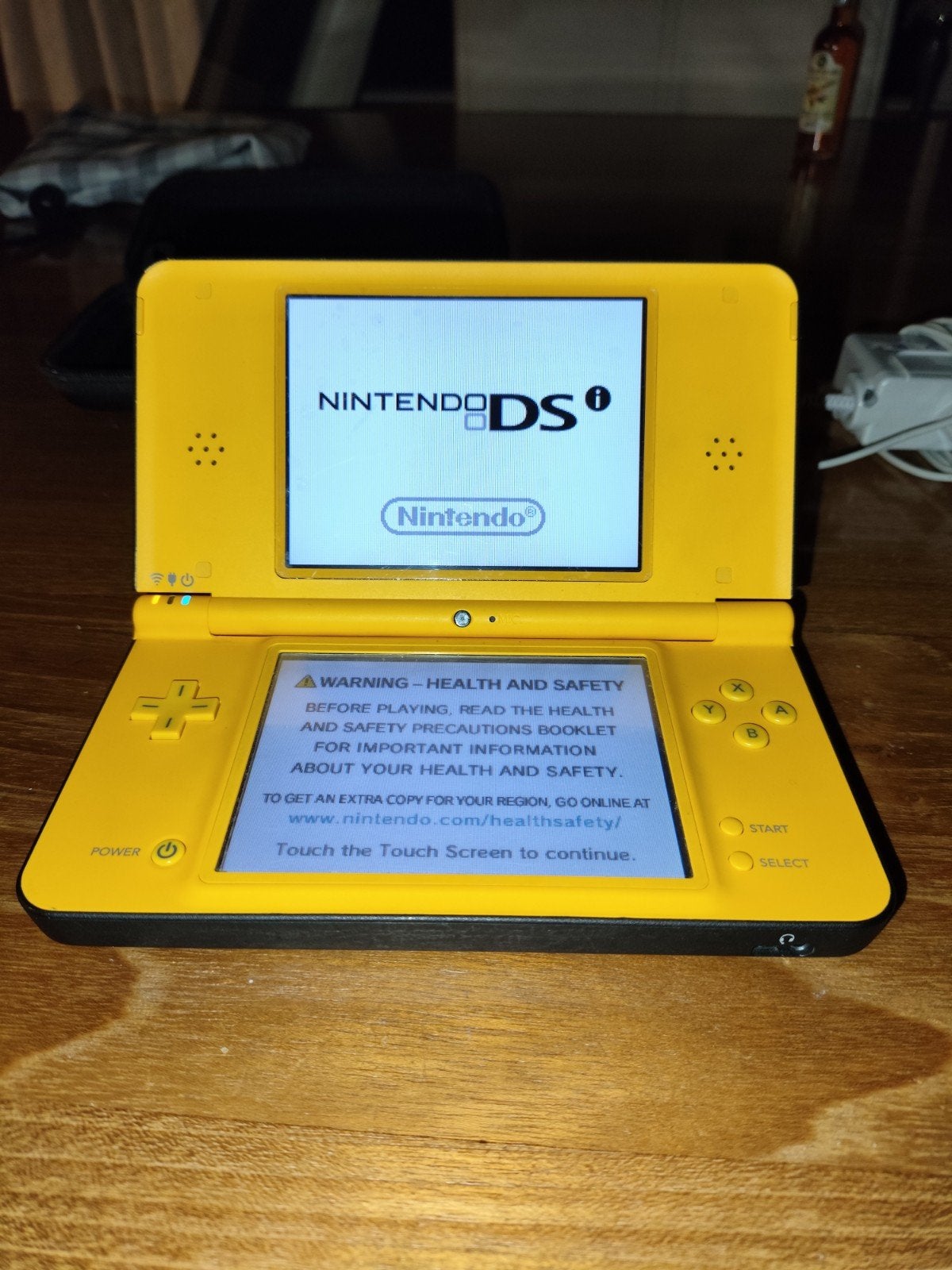 Nintendo DSi XL, Spelcomputers en Games, Spelcomputers | Nintendo DS, Dsi XL, Gebruikt, Geel, Ophalen of Verzenden