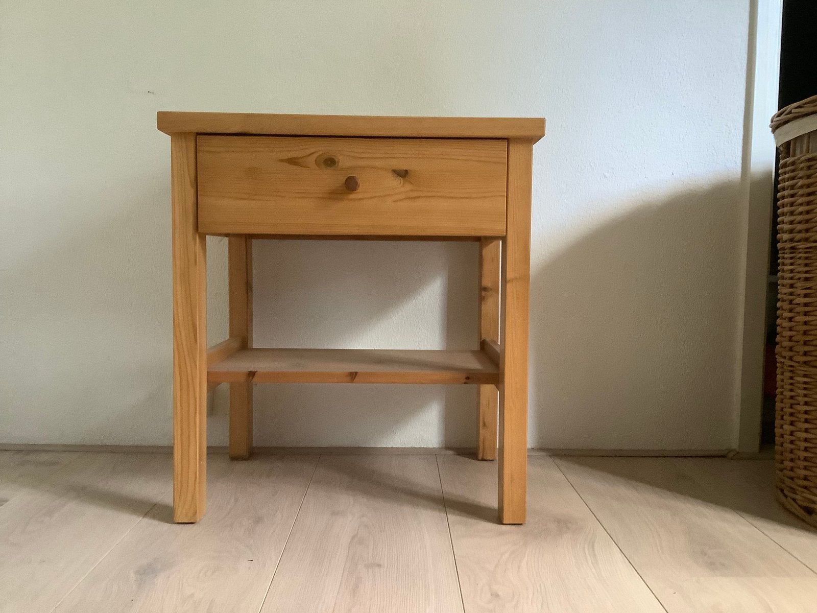 Mooi berkenhouten nachtkastje met lade, Huis en Inrichting, Slaapkamer | Nachtkastjes, Ophalen, Zo goed als nieuw, 45 tot 65 cm