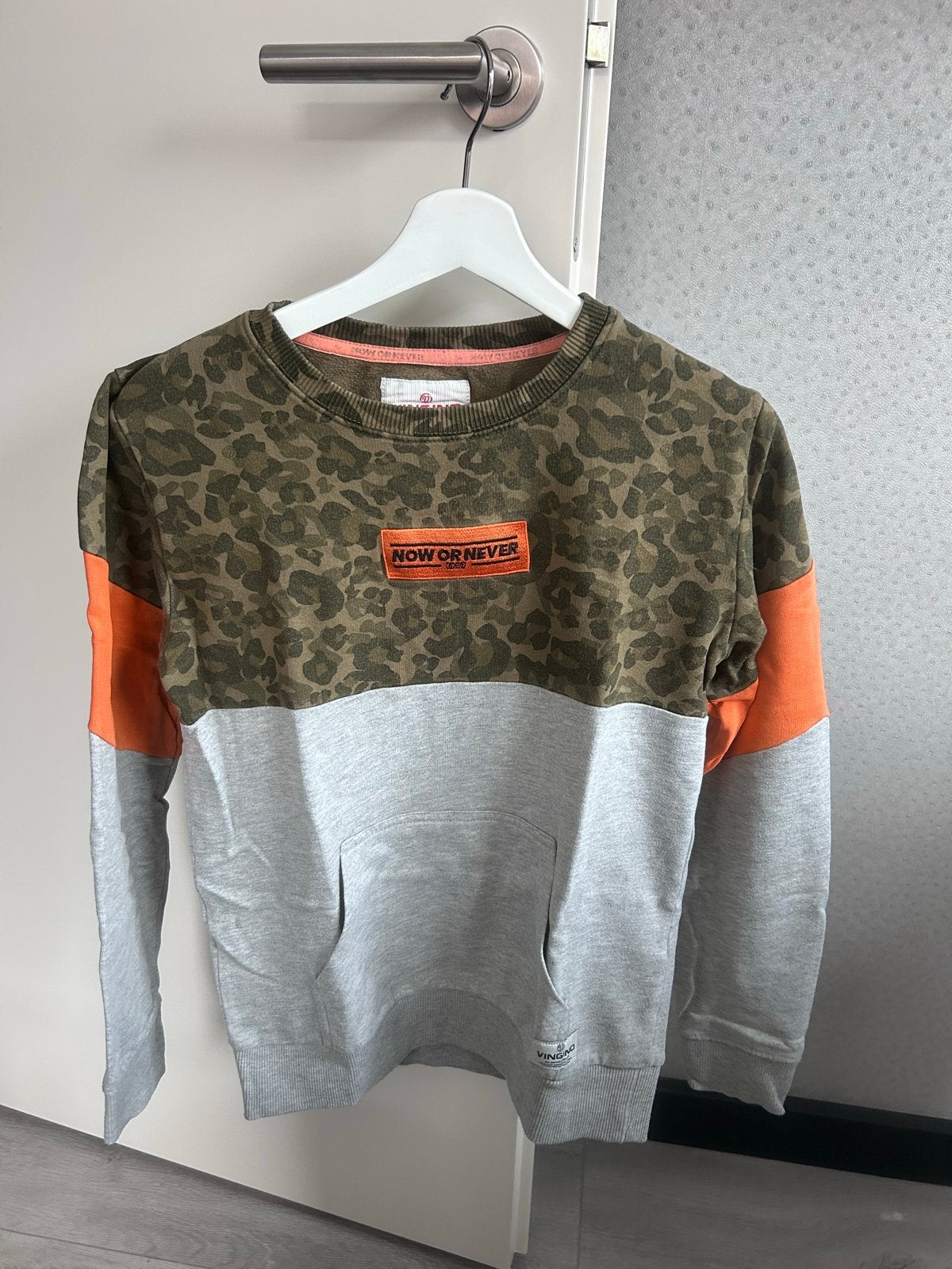 Vingino sweater maat 164 camouflage met oranje en grijs, Ophalen of Verzenden, Gebruikt, Jongen, Trui of Vest