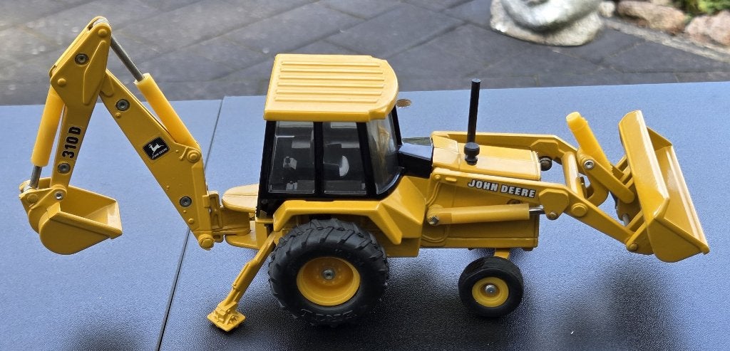 John Deere 310D ERTL, Ophalen of Verzenden, Zo goed als nieuw, Tractor of Landbouw, ERTL