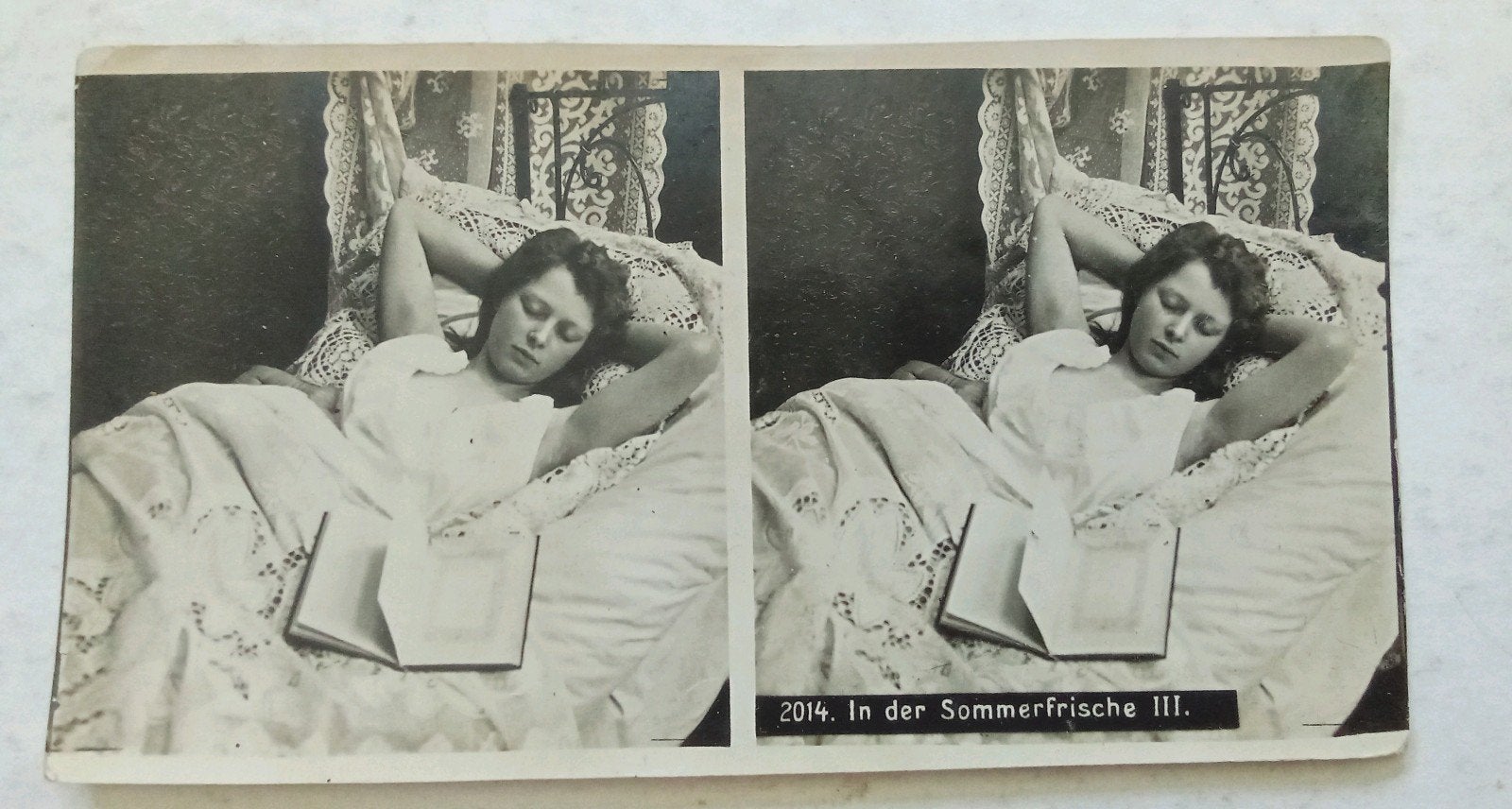 Stereofoto vrouw op bed, Ophalen of Verzenden, Voor 1940, Zo goed als nieuw, Overige onderwerpen