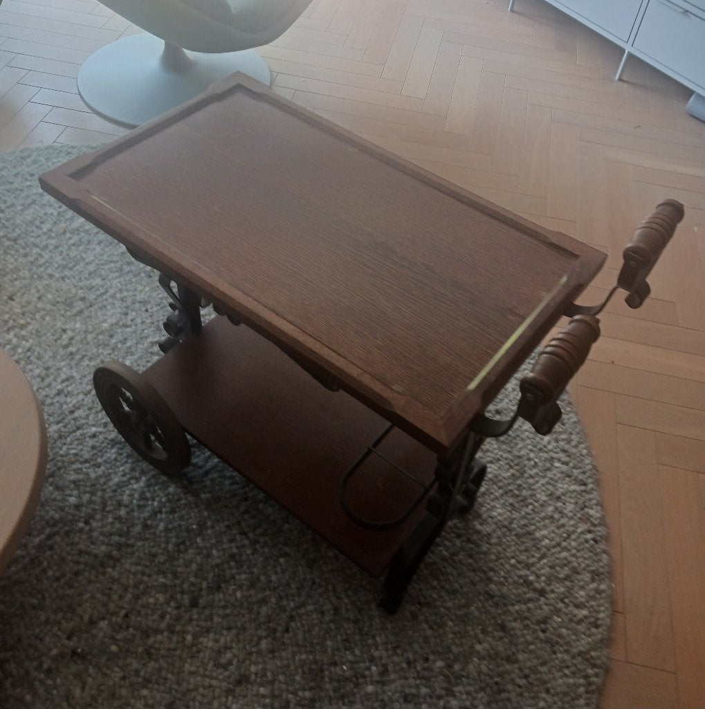 Antieke theewagen, Ophalen