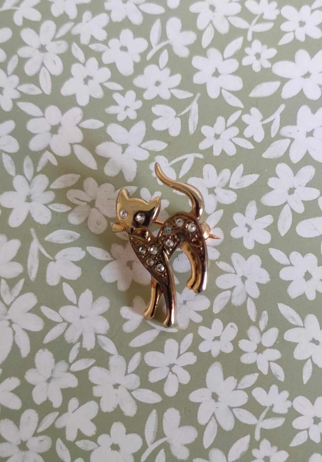 Vintage goudkleurige kleine kat broche met strass steentjes, Ophalen of Verzenden, Zo goed als nieuw, Met strass